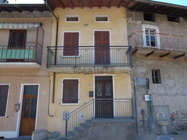 appartamento in vendita a Luino in zona Voldomino