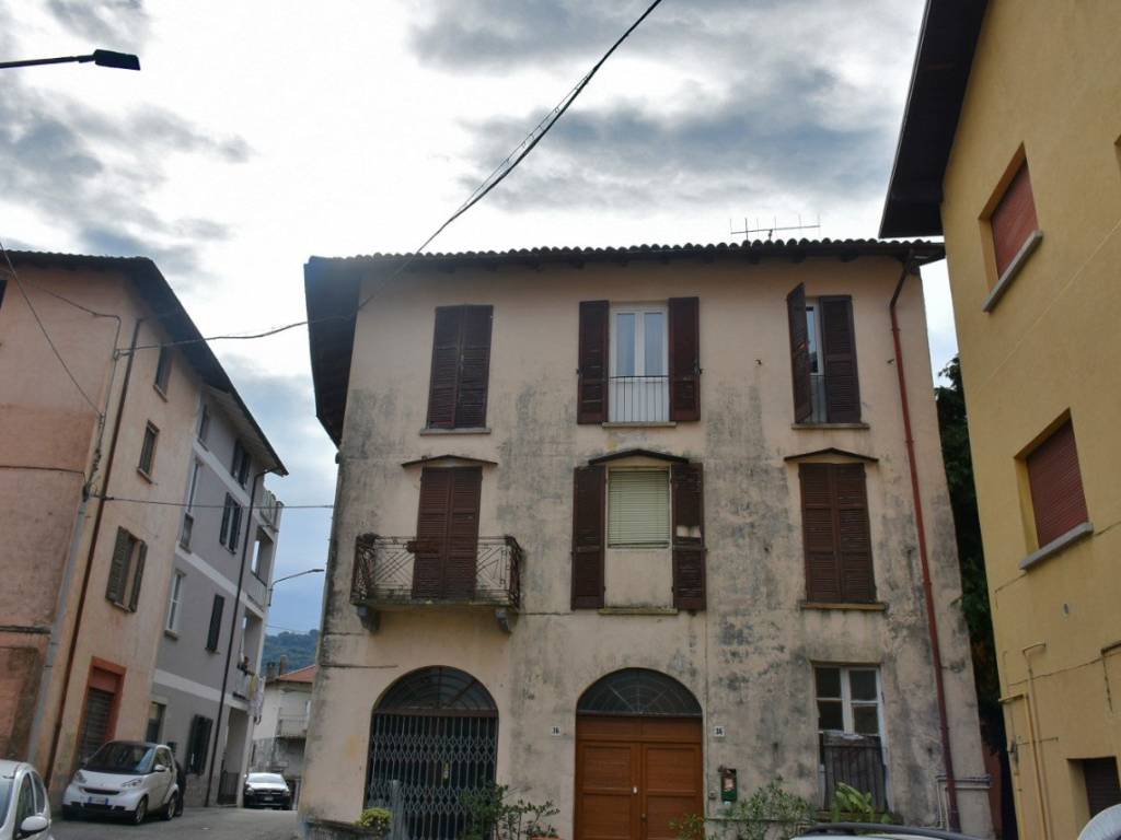 appartamento in vendita a Luino in zona Voldomino
