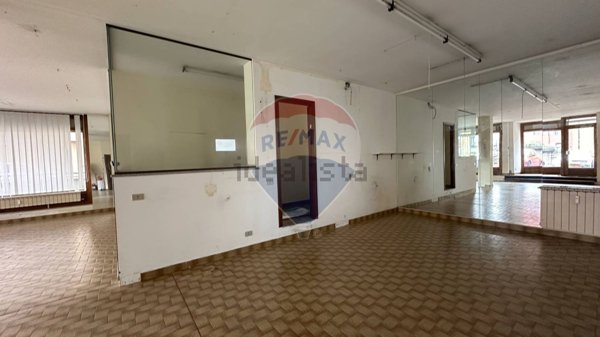 locale commerciale in vendita a Luino