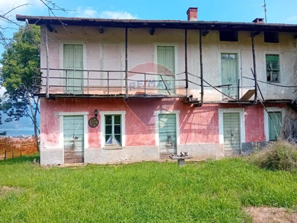 casale in vendita a Luino in zona Voldomino