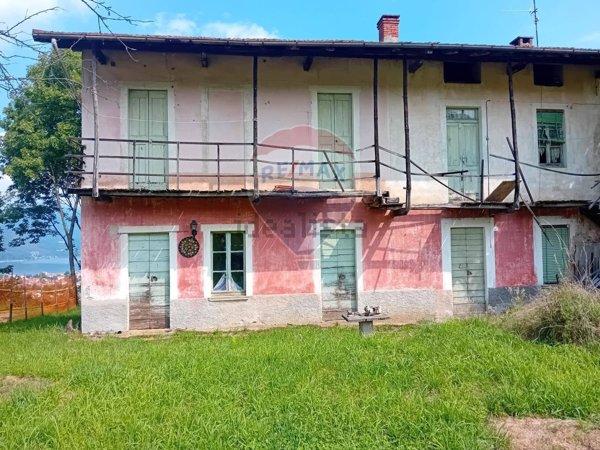 casale in vendita a Luino in zona Voldomino