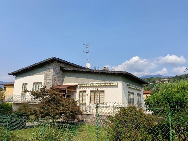 casa indipendente in vendita a Luino in zona Voldomino