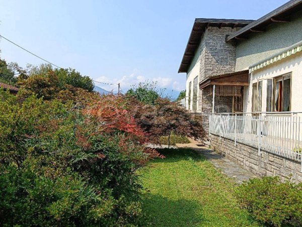 casa indipendente in vendita a Luino in zona Voldomino