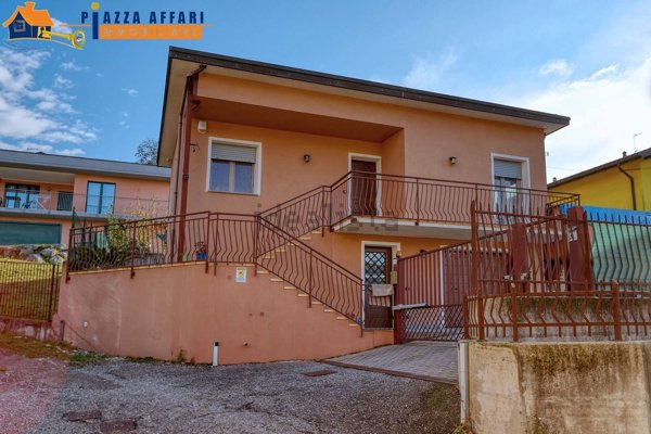 casa indipendente in vendita a Luino in zona Voldomino