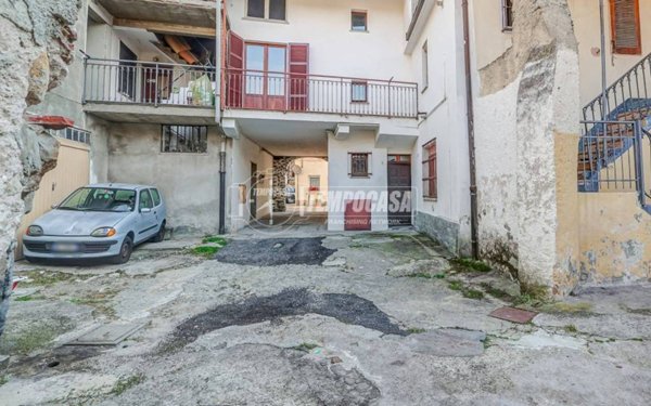 casa indipendente in vendita a Luino in zona Voldomino