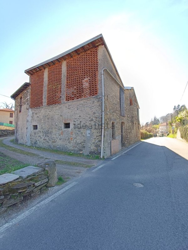 casale in vendita a Luino in zona Poppino
