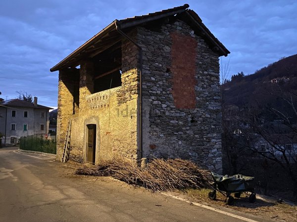 appartamento in vendita a Luino in zona Longhirolo
