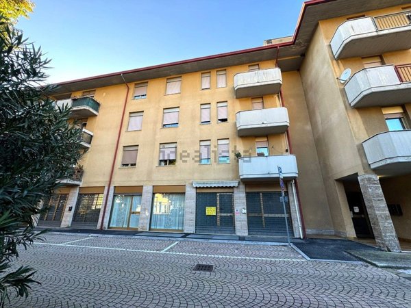 negozio in vendita a Luino in zona Voldomino