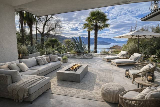 casa indipendente in vendita a Luino in zona Colmegna