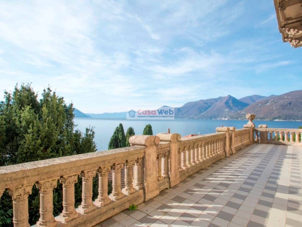 appartamento in vendita a Luino in zona Colmegna