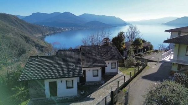 casa indipendente in vendita a Luino in zona Colmegna