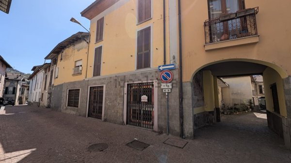 locale commerciale in vendita a Luino in zona Voldomino