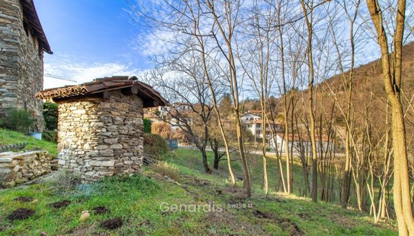 appartamento in vendita a Luino in zona Pianazzo