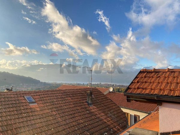 casa indipendente in vendita a Luino in zona Pezza
