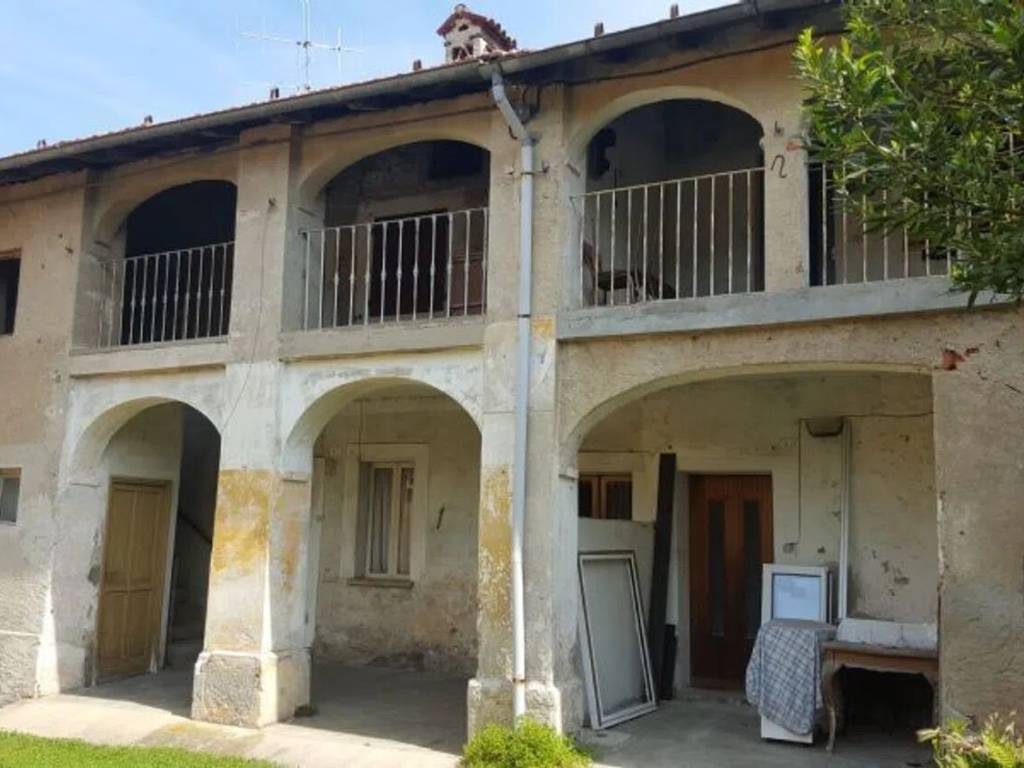 appartamento in vendita a Luino in zona Pianazzo