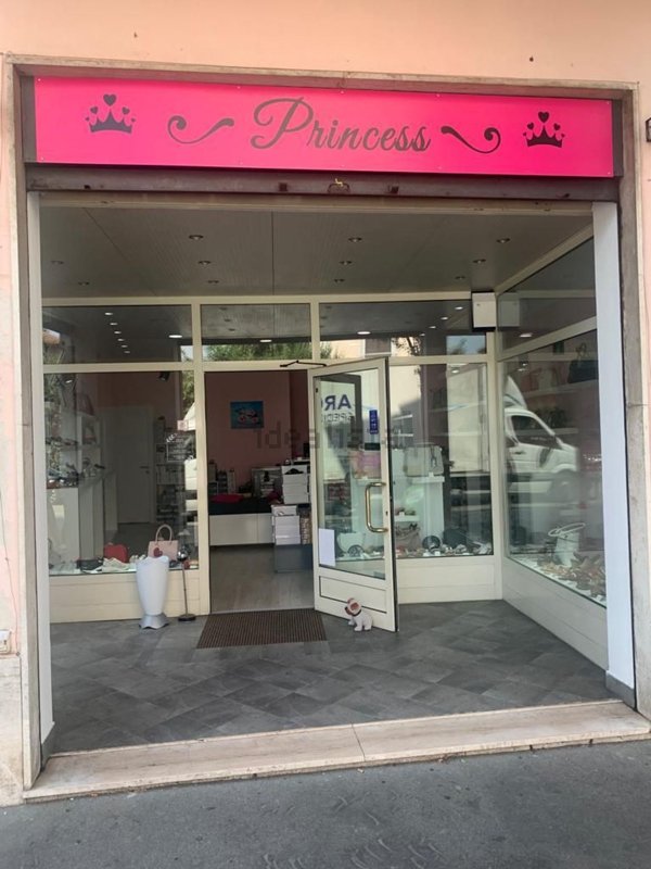 locale commerciale in vendita a Luino