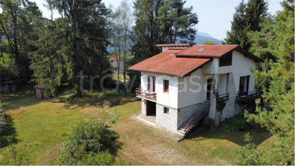 casa indipendente in vendita a Luino in zona Trebedora