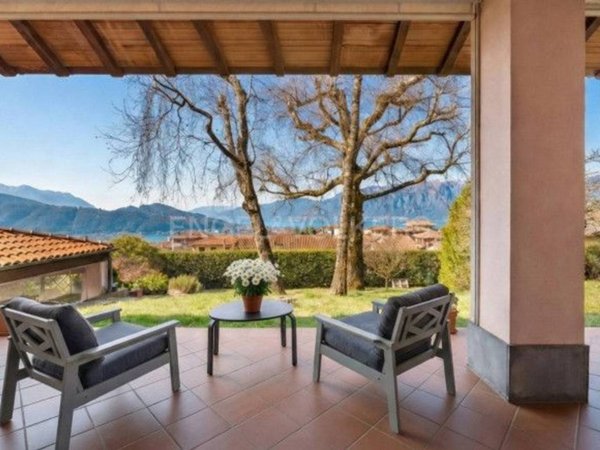 casa indipendente in vendita a Luino