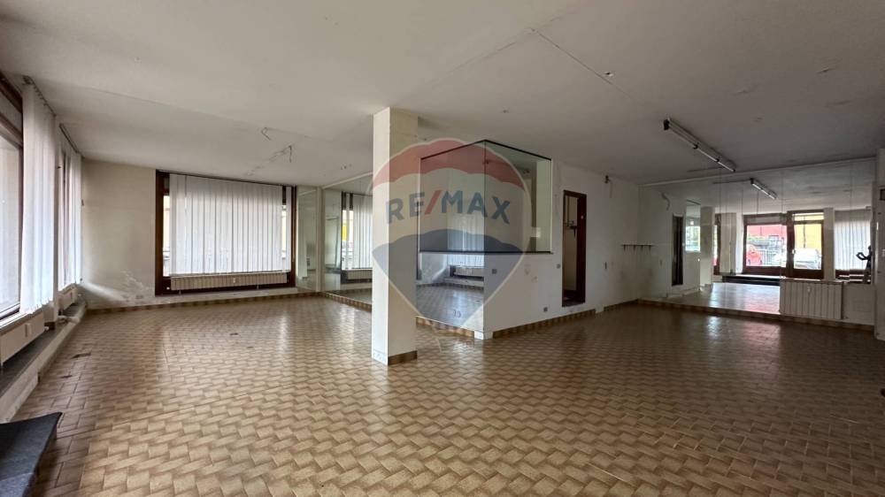 locale commerciale in vendita a Luino