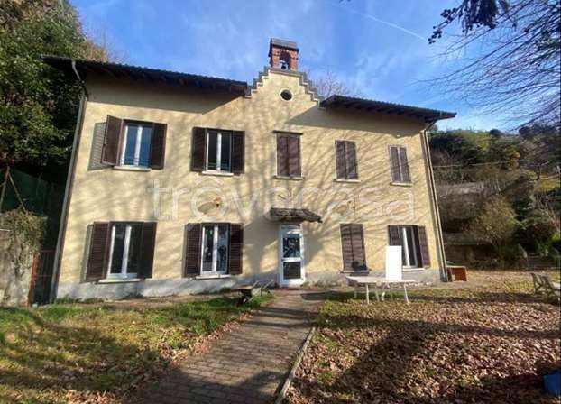 villa in vendita a Luino in zona Colmegna