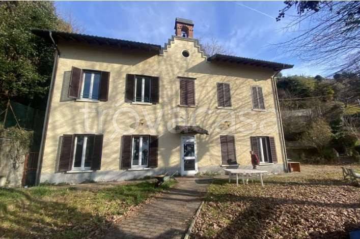 villa in vendita a Luino in zona Colmegna