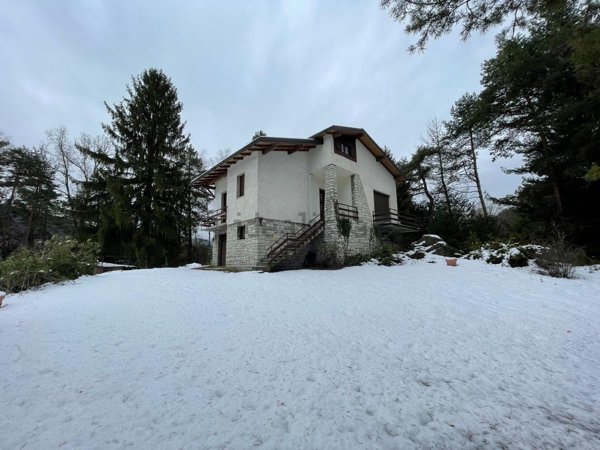 casa indipendente in vendita a Luino in zona Trebedora