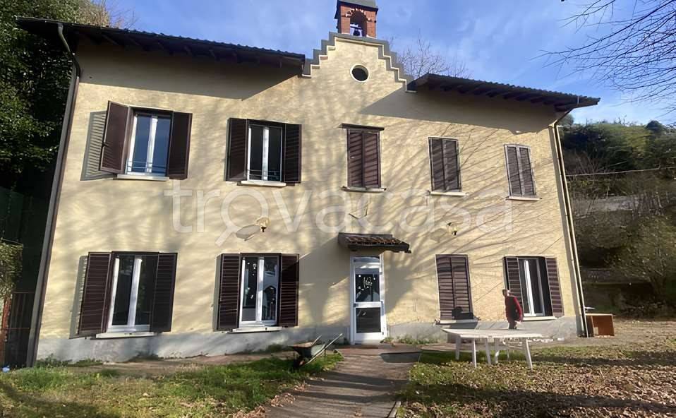 villa in vendita a Luino in zona Colmegna