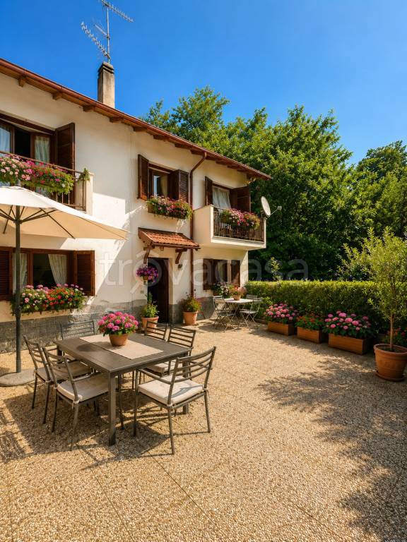 casa indipendente in vendita a Luino in zona Trebedora