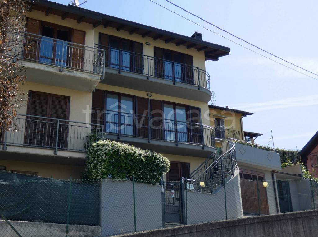 casa indipendente in vendita a Luino in zona Voldomino