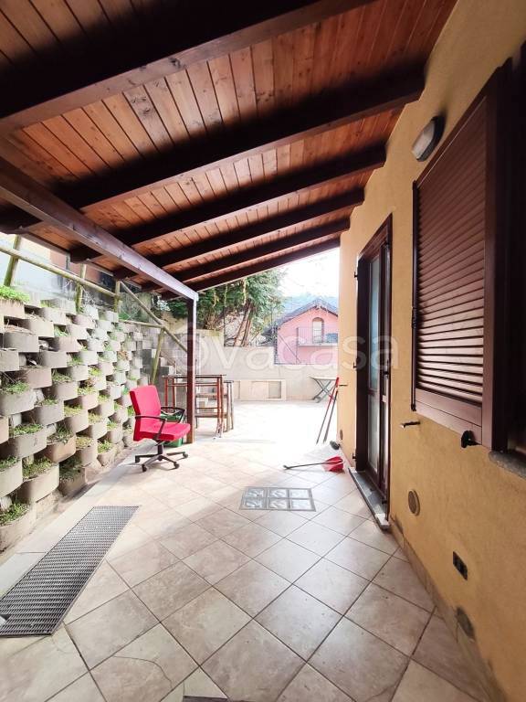casa indipendente in vendita a Luino in zona Pezza