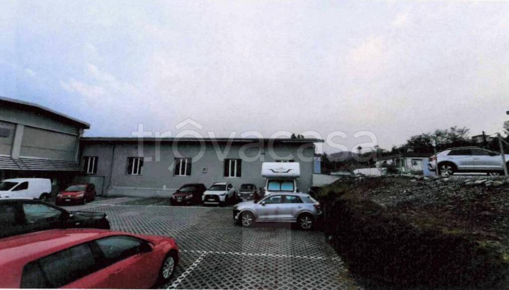 locale commerciale in vendita a Luino in zona Voldomino