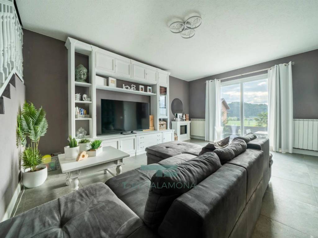 casa indipendente in vendita a Luino in zona Voldomino