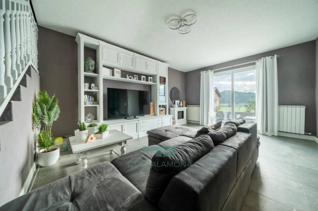 casa indipendente in vendita a Luino in zona Voldomino