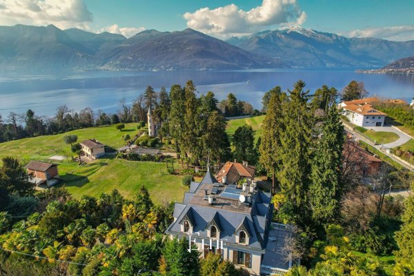 casa indipendente in vendita a Luino in zona Tecco