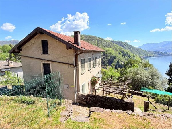 casa indipendente in vendita a Luino in zona Colmegna