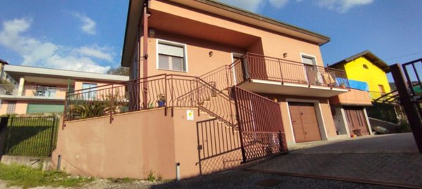 casa indipendente in vendita a Luino in zona Voldomino