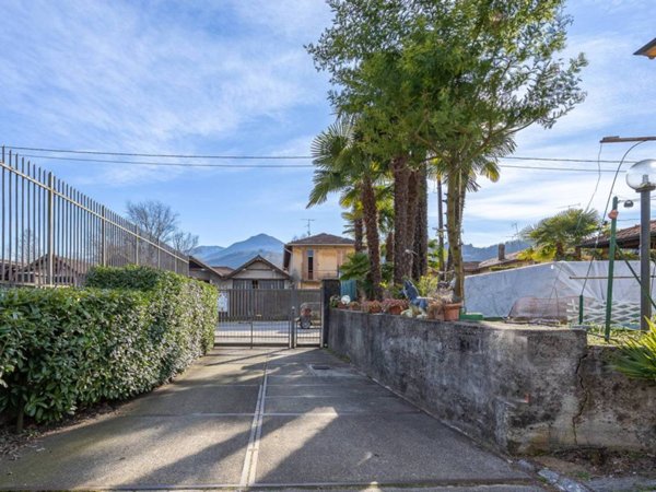 appartamento in vendita a Luino in zona Voldomino