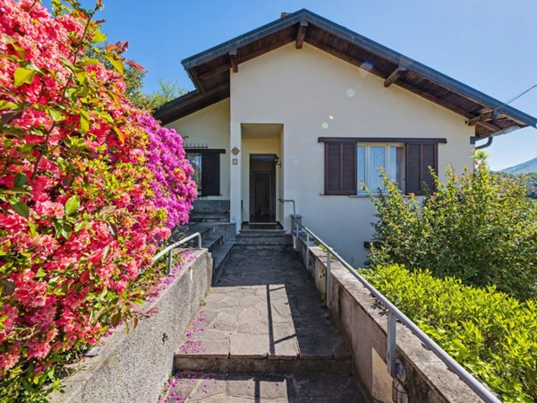 casa indipendente in vendita a Luino in zona San Pietro
