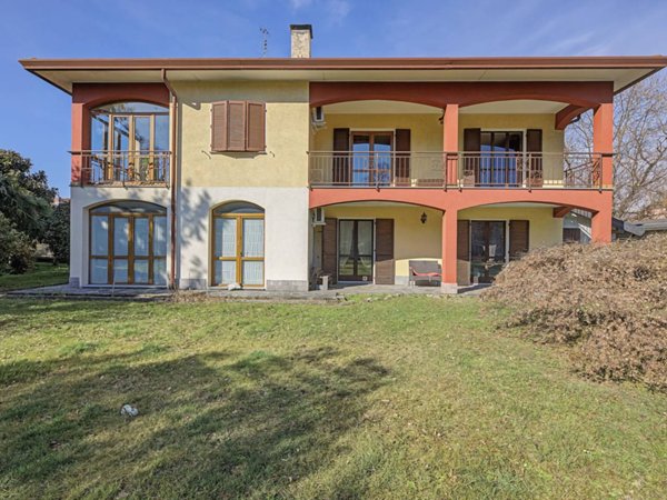casa indipendente in vendita a Luino in zona Voldomino