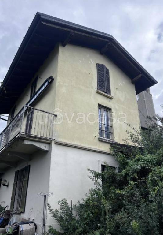 casa indipendente in vendita a Luino in zona Voldomino