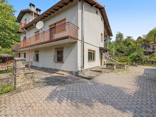 appartamento in vendita a Luino in zona Trebedora