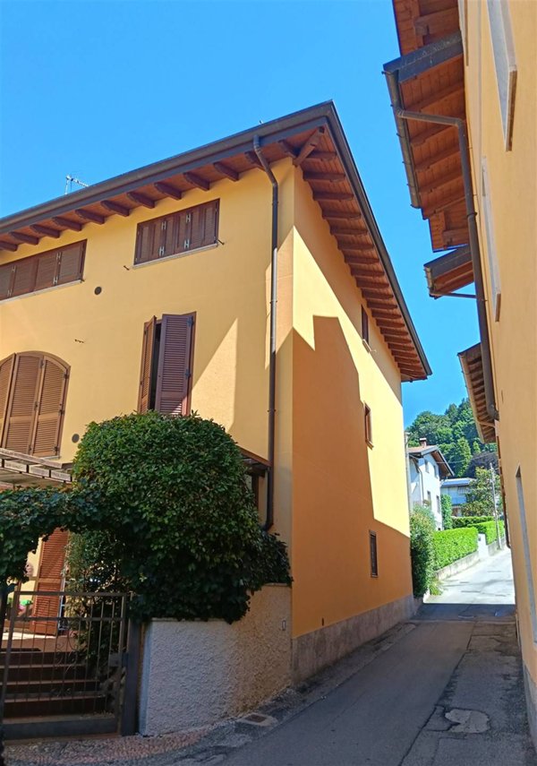 appartamento in vendita a Luvinate