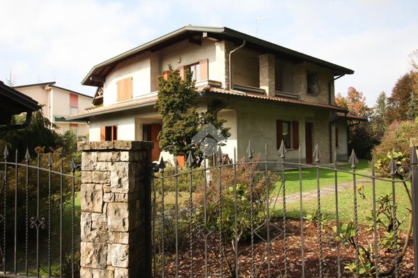 casa indipendente in vendita a Malnate