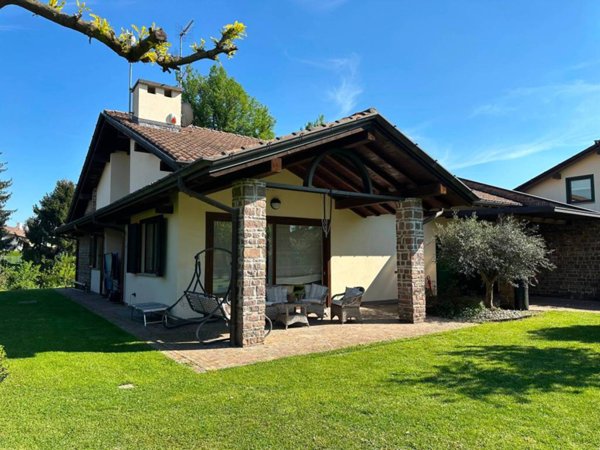 casa indipendente in vendita a Malnate