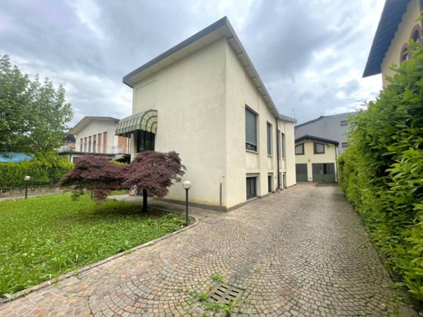 casa indipendente in vendita a Malnate
