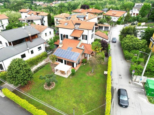 casa indipendente in vendita a Malnate