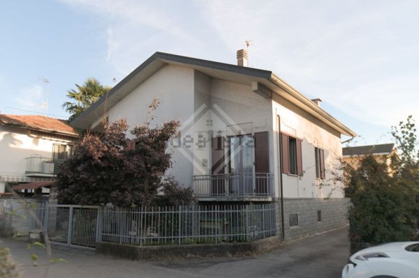 casa indipendente in vendita a Malnate