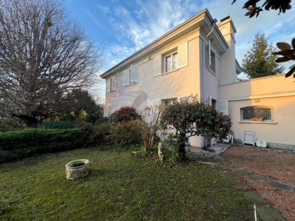 casa indipendente in vendita a Malnate