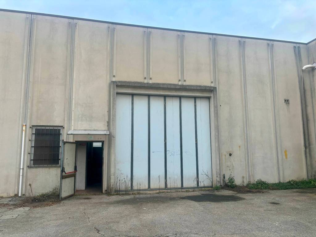 locale commerciale in vendita a Malnate