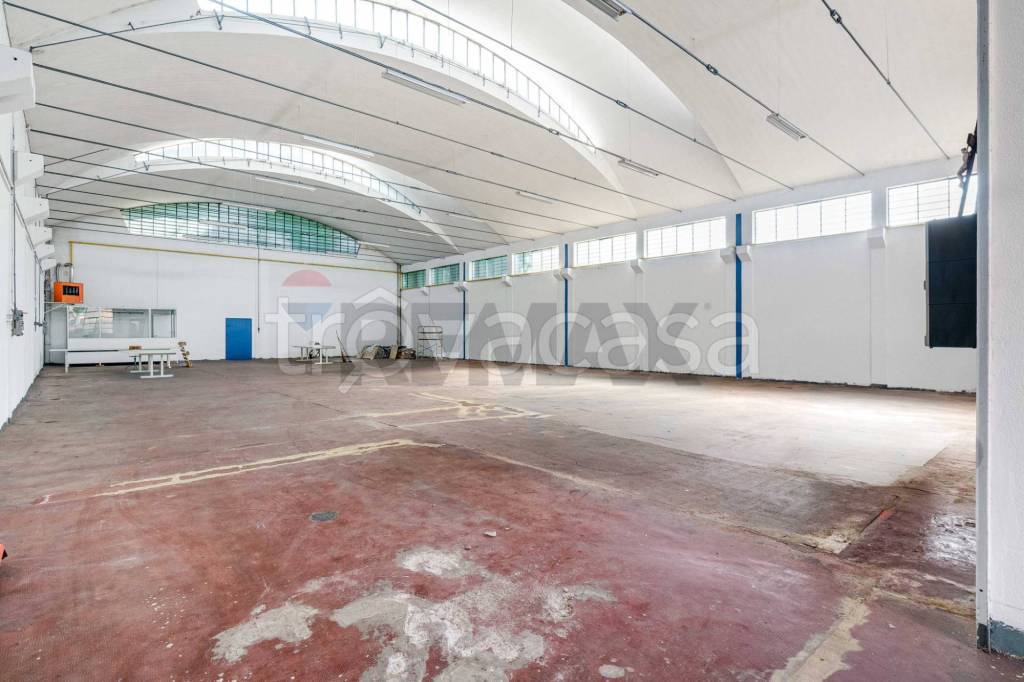 locale commerciale in vendita a Malnate in zona San Salvatore